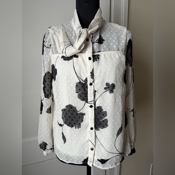 Monteau Black and White Floral Blouse - Picture 3 of 11